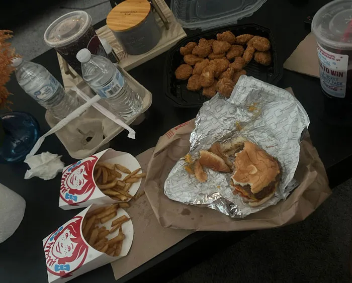 Pasas la tarde preparando una cena de Nochebuena y mi esposo trae esto a casa para mi hijo una hora antes de la cena