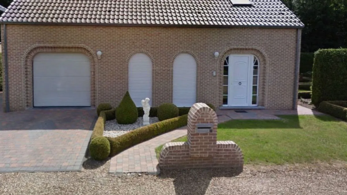 50 Hilariously Bad Houses, As Spotted By This Belgian Guy (Best Of All Time)