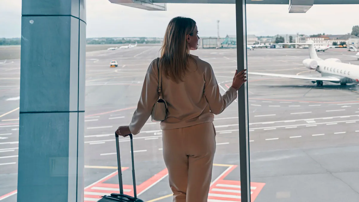 “Would 1000000% Be The End For Me”: Guy Flies Home Without GF, Makes Her Doubt Their Relationship