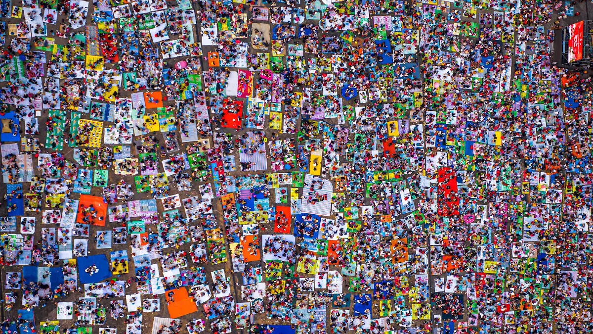 Colorful Photograph Capturing Crowds Of Pilgrims Is Going Viral On Vietnamese Social Media (5 Pics)