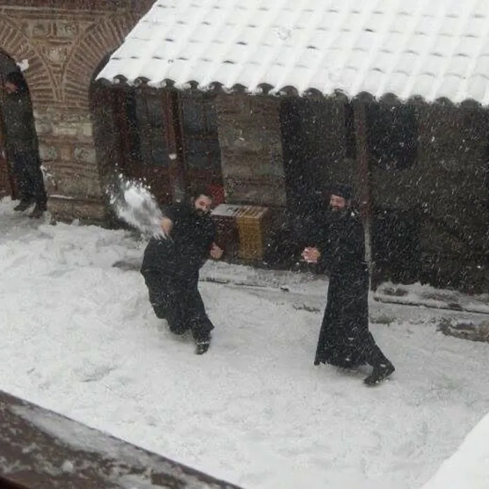 Monjes ortodoxos jugando en la nieve en el Monte Athos, Grecia (2015)