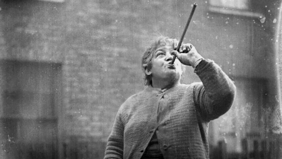 21 Historical Professions That Were Incredibly Popular In The Past But Have Died Out By Now