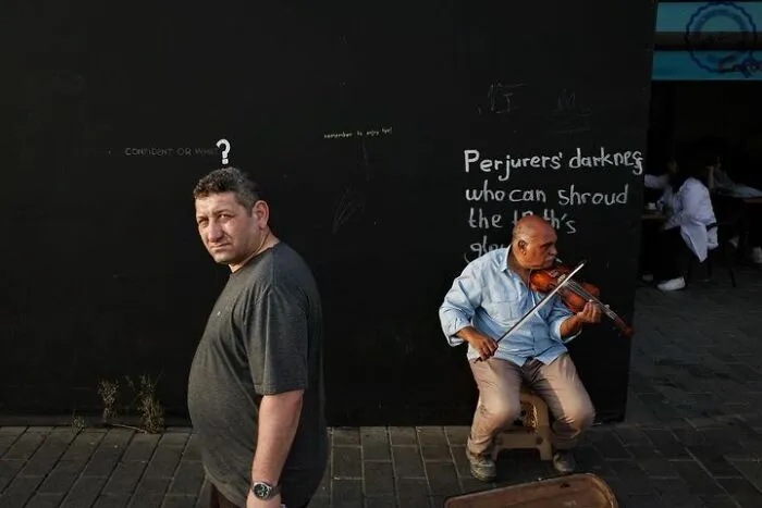 Photographer Captures 30 Spontaneous Moments That Are Too Good To Be Staged