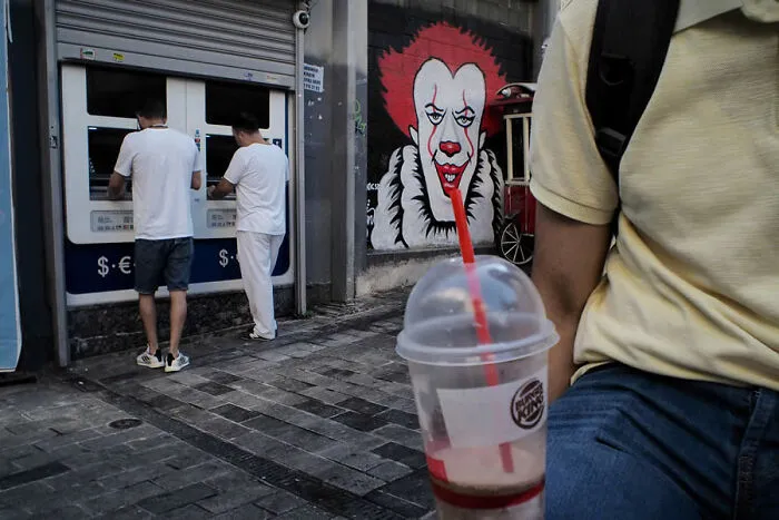 Photographer Captures 30 Spontaneous Moments That Are Too Good To Be Staged