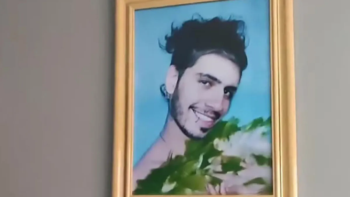 Guy’s Innocent Photo Swap Prank On His Family Goes Viral And Everyone’s Loving It