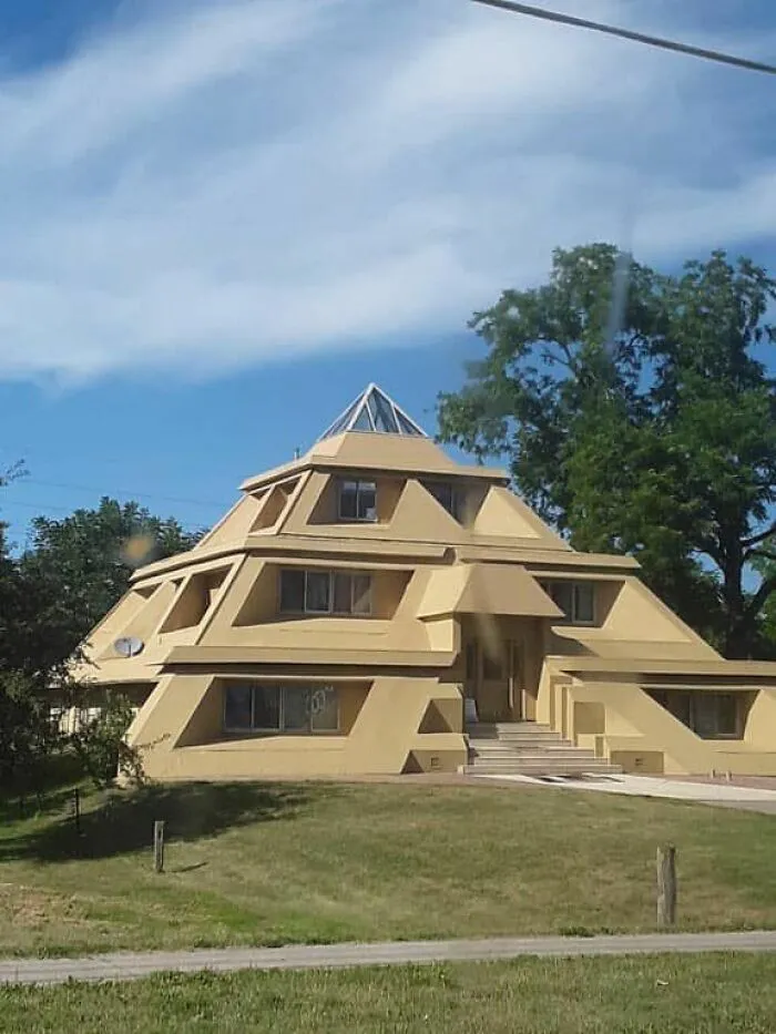 Parece una guarida de villano de los 80