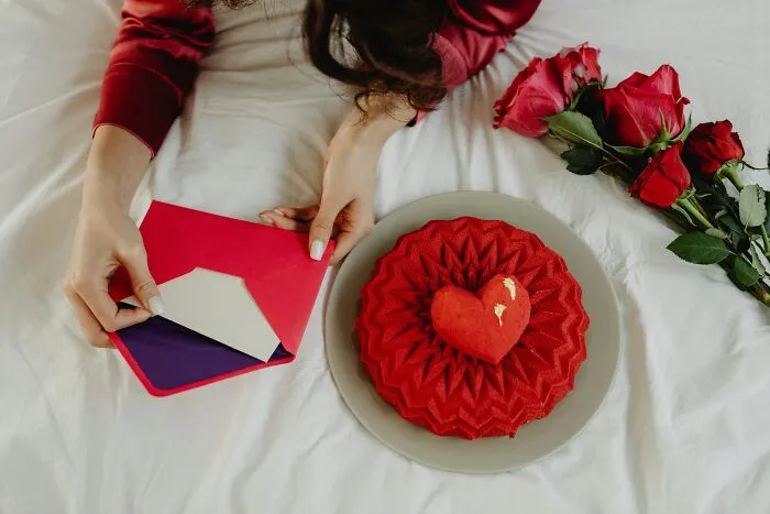 “I Bought My Wife A Microwave”: 30 Valentine’s Day Gifts That Were A Total Miss