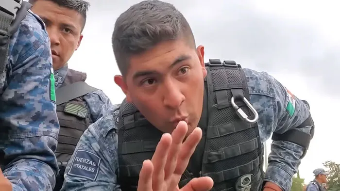 Hombre Karen exige a policías mexicanos que hablen inglés mientras intentan registrar su vehículo en un puesto de control en México
