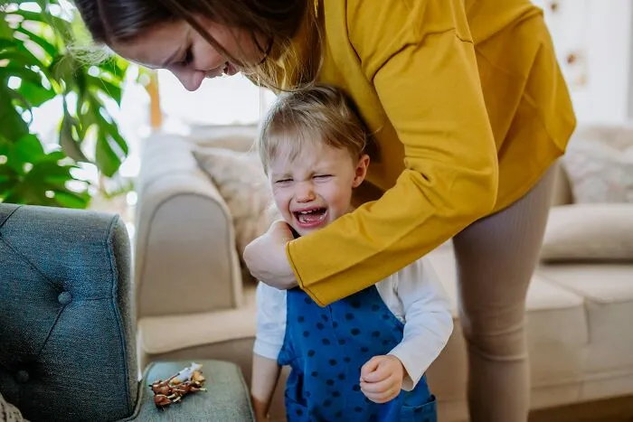 “I'm No Contact With My Parents”: 30 Parents’ Mistakes Millennials Swear Not To Repeat