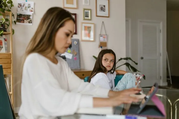“I'm No Contact With My Parents”: 30 Parents’ Mistakes Millennials Swear Not To Repeat