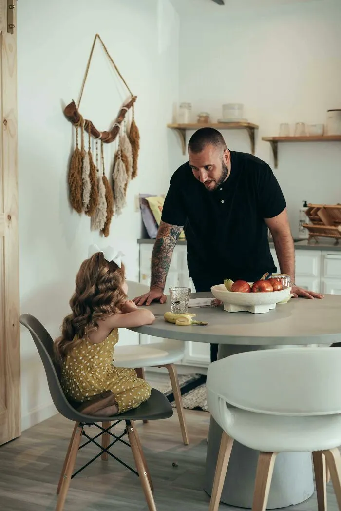 “I'm No Contact With My Parents”: 30 Parents’ Mistakes Millennials Swear Not To Repeat