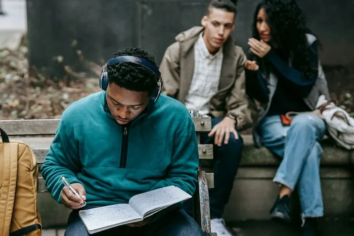 50 Times Strangers Forgot They Were In Public And Said The Most Unhinged Things (New Pics)