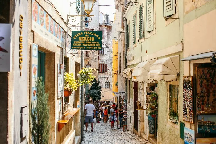33 Cultural Differences People Were Shocked To See Abroad