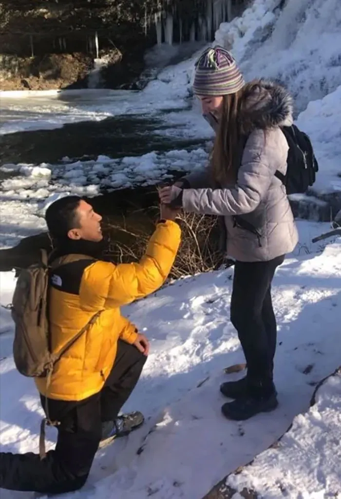 Últimas imágenes de Kevin Jiang (26) pidiéndole matrimonio a su novia en Connecticut. Le dispararon y lo mataron una semana después, el 6 de febrero de 2021. El 27 de febrero de 2024, Qinxuan Pan se declaró culpable del asesinato de Kevin.