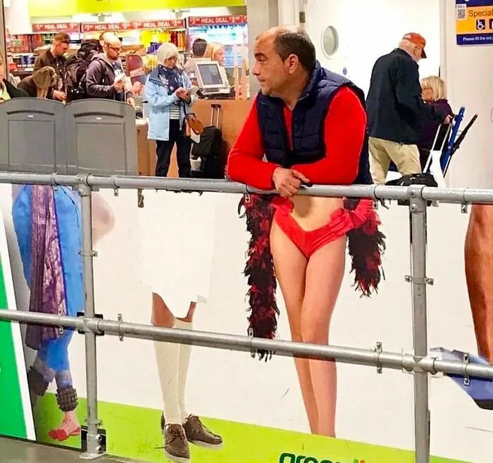 30 Captivating Street Photos That Showcase Life’s Unexpected Moments, As Shared On This IG Page (New Pics)