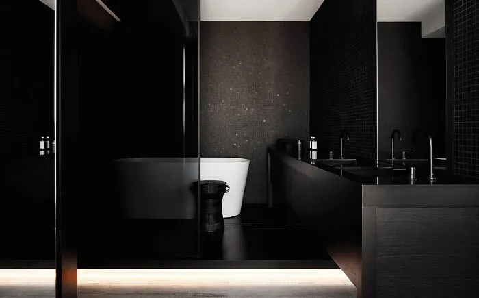 Evita el color negro en el cuarto de baño