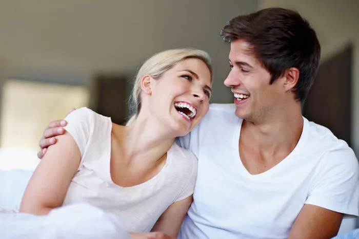 “Cheeks Sore From Laughing”: 30 Green Flags To Look For When Dating