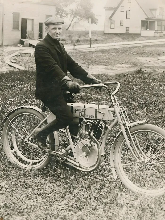 Watler Davidson posando con su moto Harley-Davidson de 1907