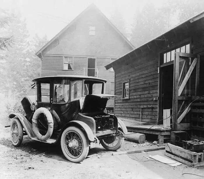 Cargando un coche eléctrico en 1905