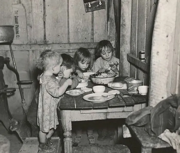 Cena de Navidad durante la Gran Depresión en casa de Earl Pauley, cerca de Smithfield, Iowa, 1936. La cena consistió en patatas, col y pastel