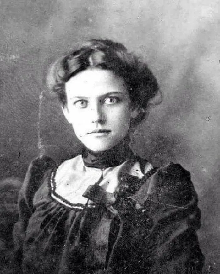 Mujer de 1903 siendo fotografiada por 1ª vez