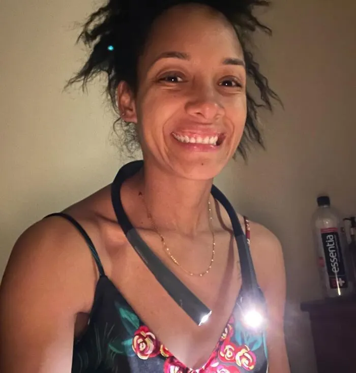 Skip The Awkward Lamp Shuffle And Embrace This <a Style="Display:inline;" Href="Https://Www.amazon.com/Glocusent-Brightness-Bendable-Rechargeable-Repairing/Dp/B07wnrn9wq?ie=utf8&th=1&linkcode=ll1&tag=bpemu-20&linkid=d8df69eb09d5dae9af9f5d41ef81d791&language=en_us&ref_=as_li_ss_tl" Target="_blank"><span Style="Font: Inherit; Color: #d74b1f;"> Reading Light For Your Neck</Span>— It’s Like A Glowing Statement Necklace For Bookworms