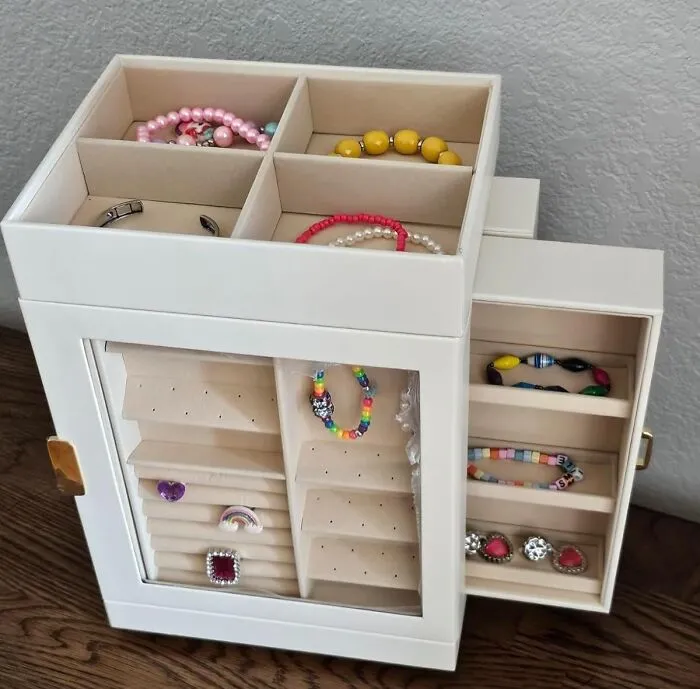 Finally, A Place To Keep Your Jewelry And Heirlooms From Turning Into A Tangled Mess With This <a Style="Display:inline;" Href="Https://Www.amazon.com/Tidystash-360%c2%b0-Rotating-Jewelry-Organizer/Dp/B0d5m6znsg?ie=utf8&th=1&linkcode=ll1&tag=bpdeer-20&linkid=c0485d940c96cf7d99072b6946234d1b&language=en_us&ref_=as_li_ss_tl" Target="_blank"><span Style="Font: Inherit; Color: #d74b1f;"> Jewelry Box </Span>