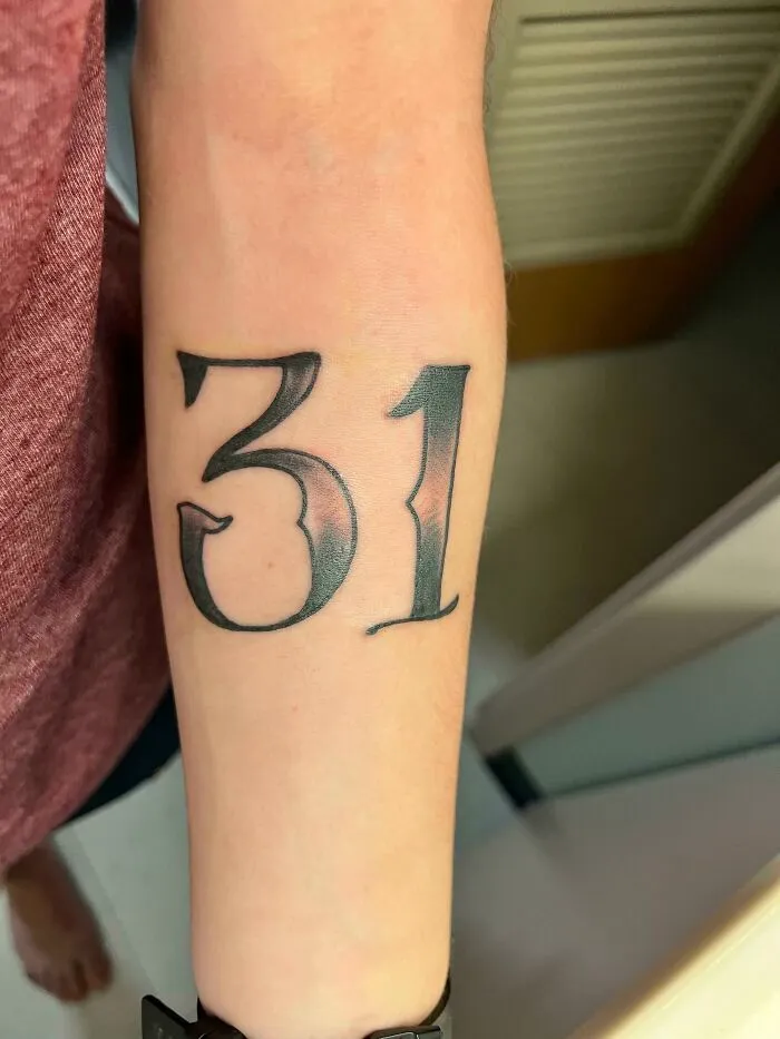 30 Ridiculous, Weird, And Ugly Tattoos That Artists Gave Clients Because They Asked For Them