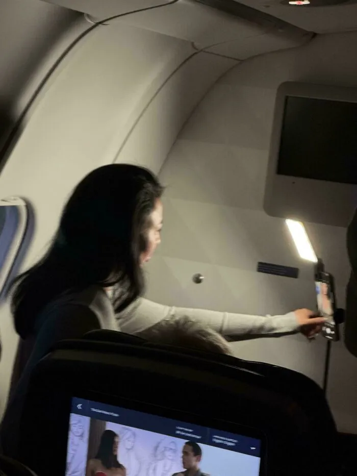Sinceramente, este es el peor comportamiento que he visto en un vuelo. Esa pobre anciana a su lado...