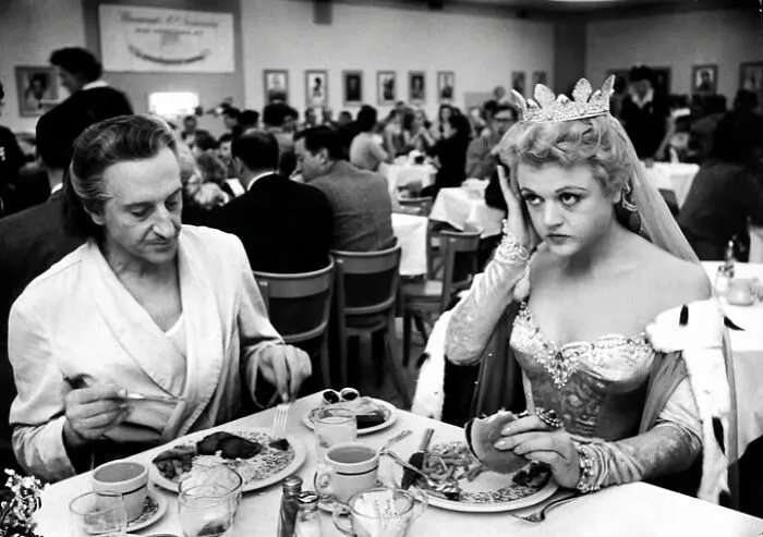 Angela Lansbury ('princess Gwendolyn' And Her Hamburger....) Eating With Basil Rathbone ('sir Ravenhurst')