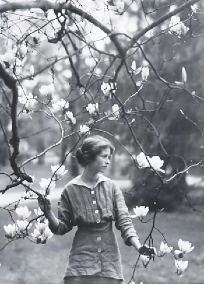 Arnold Genthe- Edna St. Vincent Millay ( 1914)
