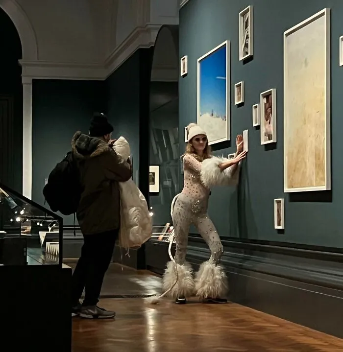 Influencer de moda fue captada agregando material a una galería de arte para su foto.