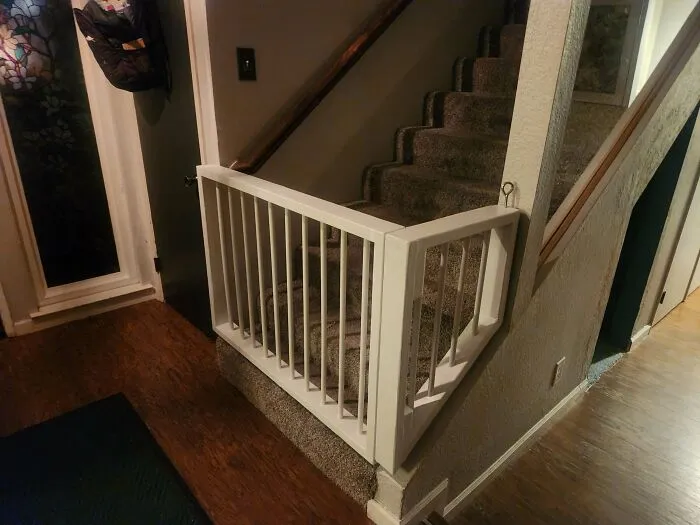Barandilla de seguridad blanca en escaleras interiores para proteger momentos divertidos y conmovedores de padres con hijos.