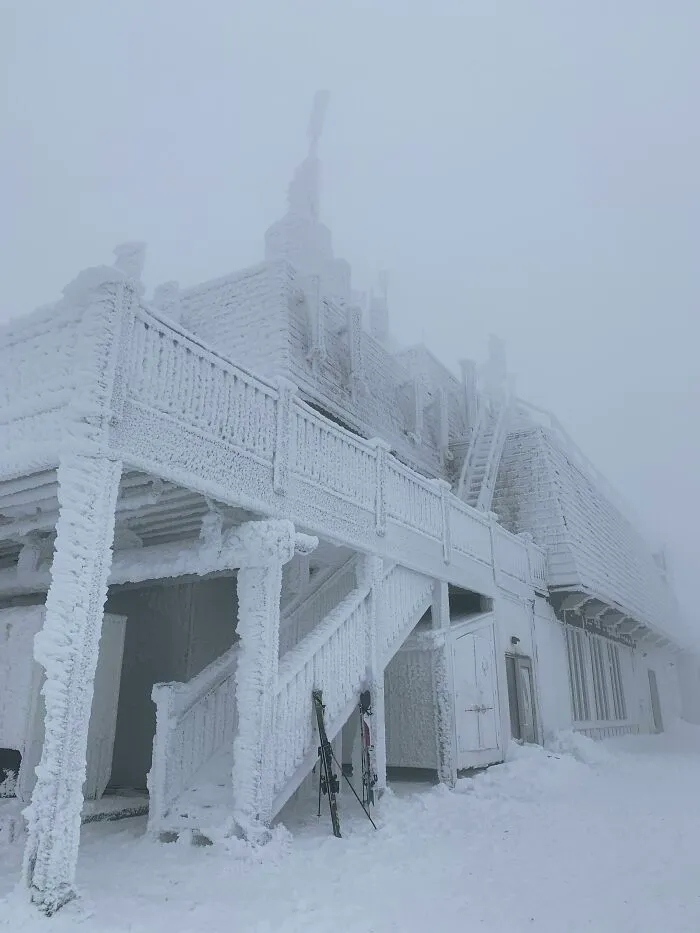 Edificio canadiense cubierto de nieve, mostrando la intensa nevada típica del invierno en Canadá.