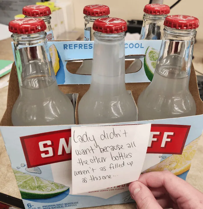 La clienta no lo quiso porque las otras botellas no estaban tan llenas como esta