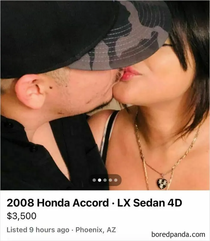 No creo que revisaran las fotos antes de publicar el anuncio de su coche