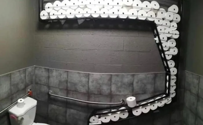 Papel higiénico almacenado de forma extraña y absurda en el baño.