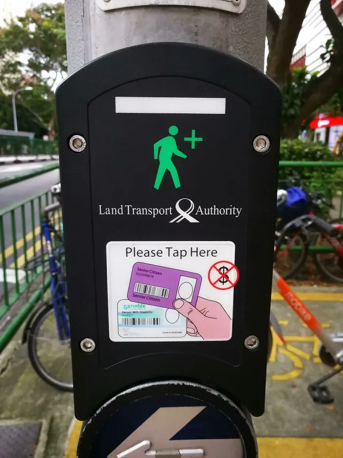 En Singapur, los peatones mayores pueden usar su documento de identidad para tener más tiempo en el cruce peatonal.