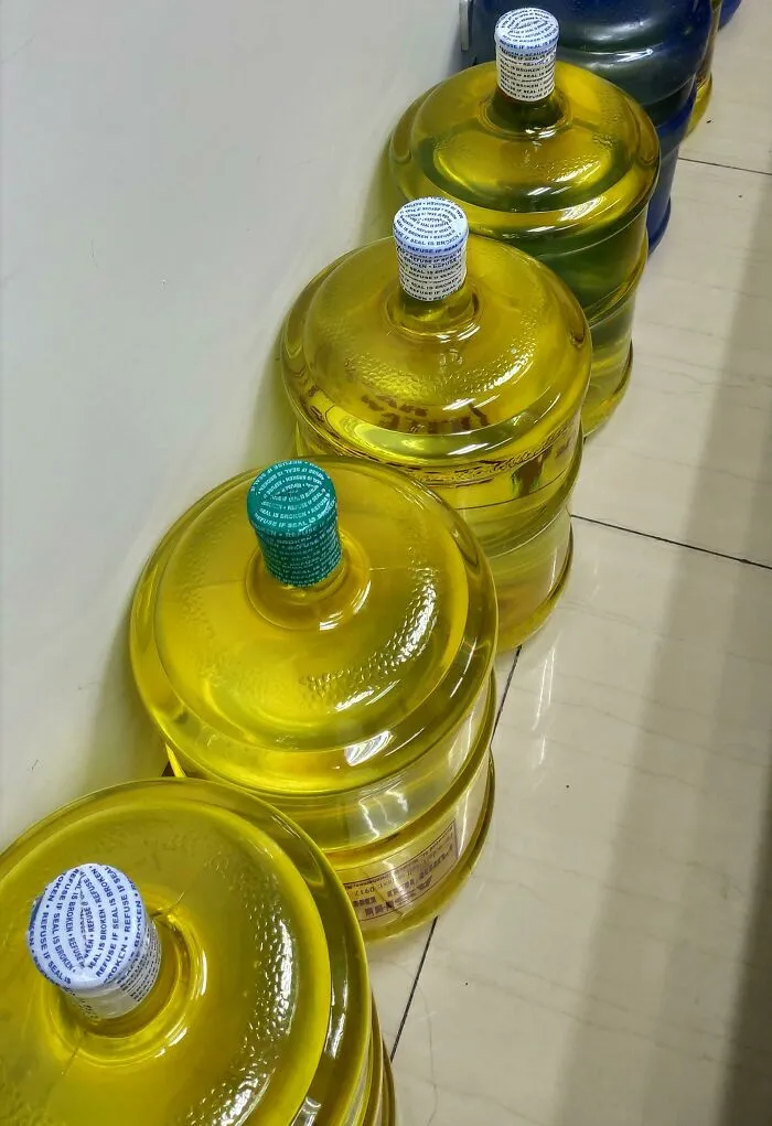 Garrafas de color amarillo para agua potable