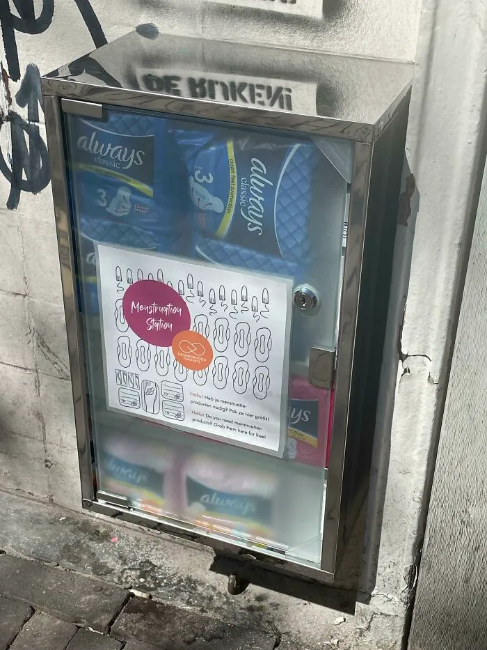 En Ámsterdam, puedes encontrar estas pequeñas "estaciones de menstruación" donde cualquier persona necesitada puede conseguir tampones, toallas sanitarias y copas gratis.