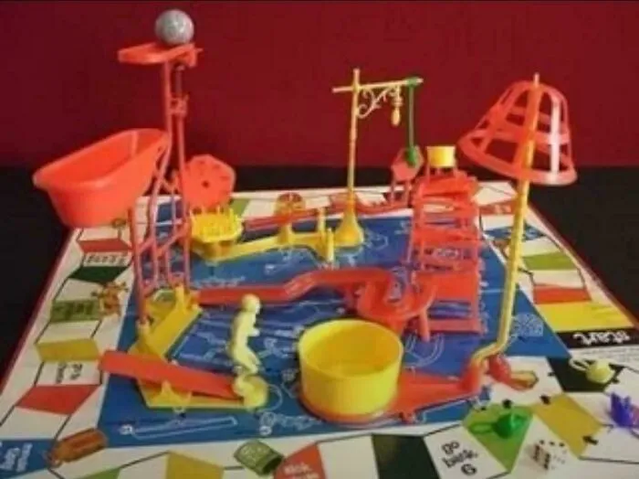 Juego de mesa clásico con piezas y mecanismos de plástico que muestra cosas del pasado que provocan nostalgia y recuerdos de juventud.