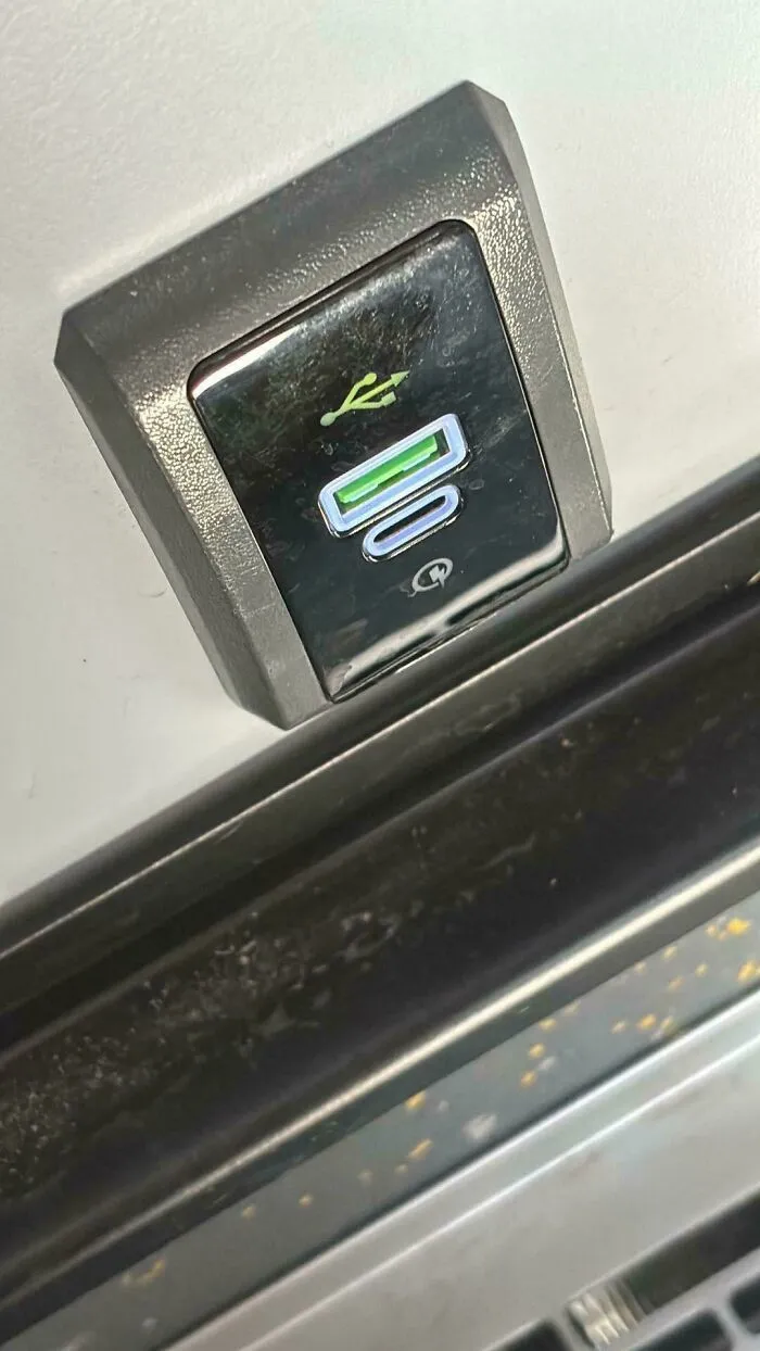 "Puerto USB en pared, ejemplo de detalles ingeniosos en la vida cotidiana a nivel mundial."