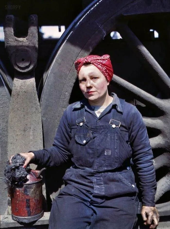 Una mujer trabajando en el patio de maniobras del ferrocarril en la década de 1940, durante la guerra. Marcella Hart, madre de tres hijos, trabajaba para mantenerlos, Clinton, Iowa, abril de 1943.