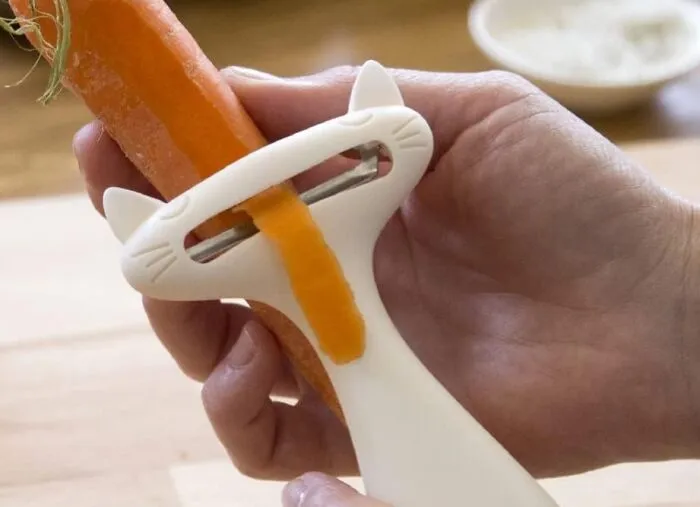 This <a Style="Display:inline;" Href="Https://Www.amazon.com/Peleg-Design-Catpeeler-Vegetable-Kitchen/Dp/B01lx96i1b?th=1&linkcode=ll1&tag=bppanther-20&linkid=7ee5b17361b316faecffc3e80bb37a0a&language=en_us&ref_=as_li_ss_tl" Target="_blank"><span Style="Font: Inherit; Color: #d74b1f;"> Catpeeler</Span> Won’t Make You *feline* Sad While Prepping Dinner, It Makes Peeling A-Meow-Zing