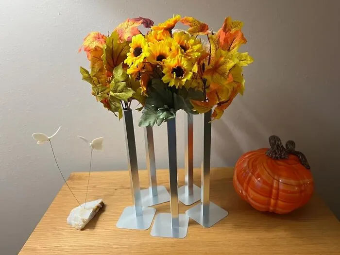 This Genius <a Style="Display:inline;" Href="Https://Www.amazon.com/Peleg-Design-Magnetic-Aluminum-Centerpieces/Dp/B00sxhs3qa?ie=utf8&th=1&linkcode=ll1&tag=bppanther-20&linkid=4f3727fe3b16dee5f06febf569ec790d&language=en_us&ref_=as_li_ss_tl" Target="_blank"><span Style="Font: Inherit; Color: #d74b1f;"> Magnetic Flower Vase</Span> Lets You Slip A Tablecloth Inbetween The Base Of The Vase And The Tube, Leaving You With A Gravity Defying Centerpiece