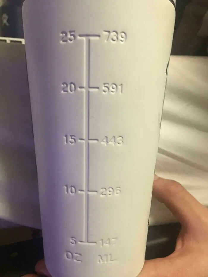 Esta botella de agua tiene marcas que indican la cantidad de líquido que contiene, pero no se puede ver a través de ella