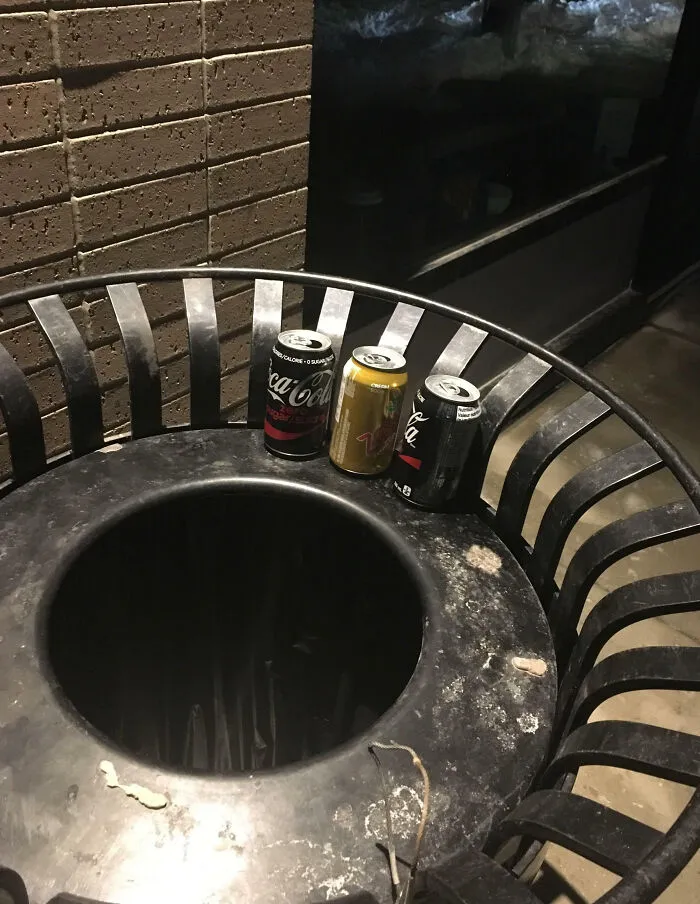 La gente deja latas fuera para que los sin techo no tengan que buscarlas en la basura.