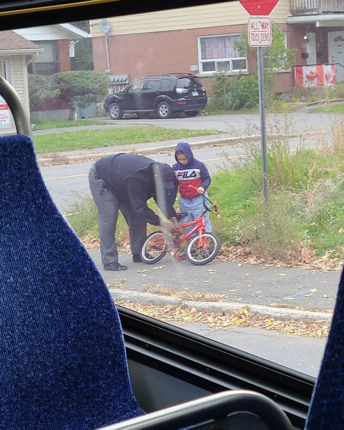 Un conductor de autobús vio a un niño llorando en la calle. No podía ir en su bici porque se le había salido la cadena. El conductor paró el autobús, se bajó, y se la arregló
