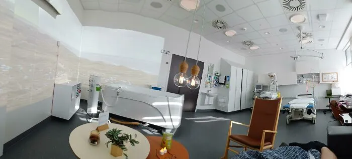 Para quienes tengan curiosidad, así es una sala de partos en un hospital público danés.