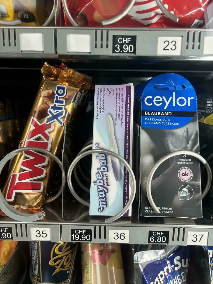 Productos ingeniosos en máquina expendedora: barra de chocolate, prueba de ovulación y preservativos.